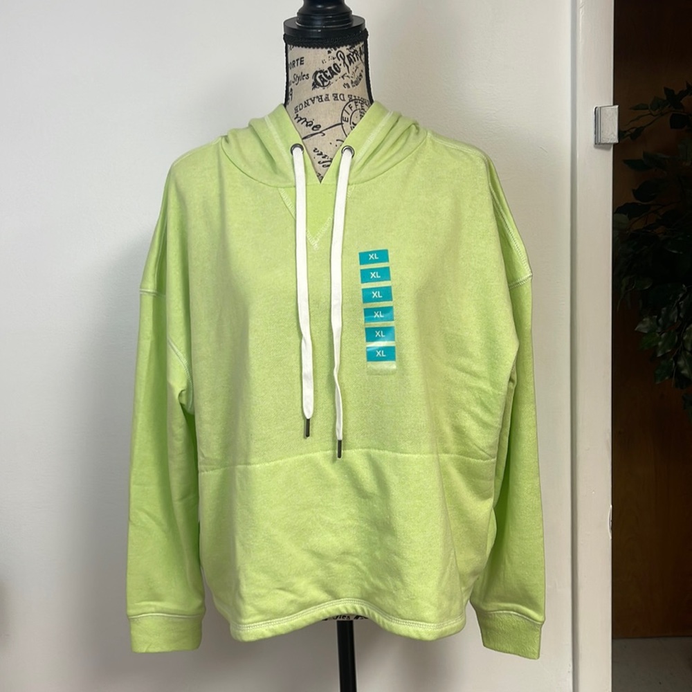 Brand new with tags Woman’s Steve Madden hooded sweatshirt. Size XL.